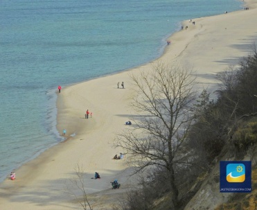 Widok na plażę w Jastrzębiej G&oacute;ry, kt&oacute;rej  szerokość dochodzi niekiedy do 200 metr&oacute;w.