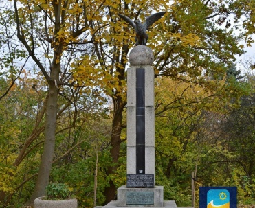 Obelisk, zwieńczony kulą z orłem wzbijającym się do lotu, upamiętniający miejsce lądowania kr&oacute;la Zygmunta III Wazy, powracającego wraz z armią z nieudanej wyprawy po koronę Szwecji.
