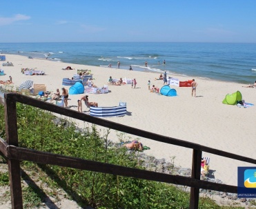 Na plażę prowadzi kilka r&oacute;żnych zejść; od wysokich, klifowych, po bardzo łagodne znajdujące się od strony Karwi.