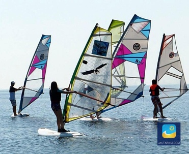 Nie pr&oacute;bowałeś nigdy windsurfingu? Będąc nad naszym morzem masz szansę na naukę od podstaw.